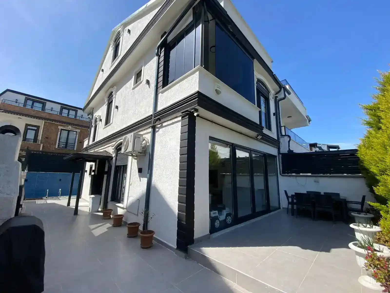 Kocaali Yalı’da Isıtmalı Havuzlu ve Yerden Isıtmalı Ultra Lüks 4+1 Villa