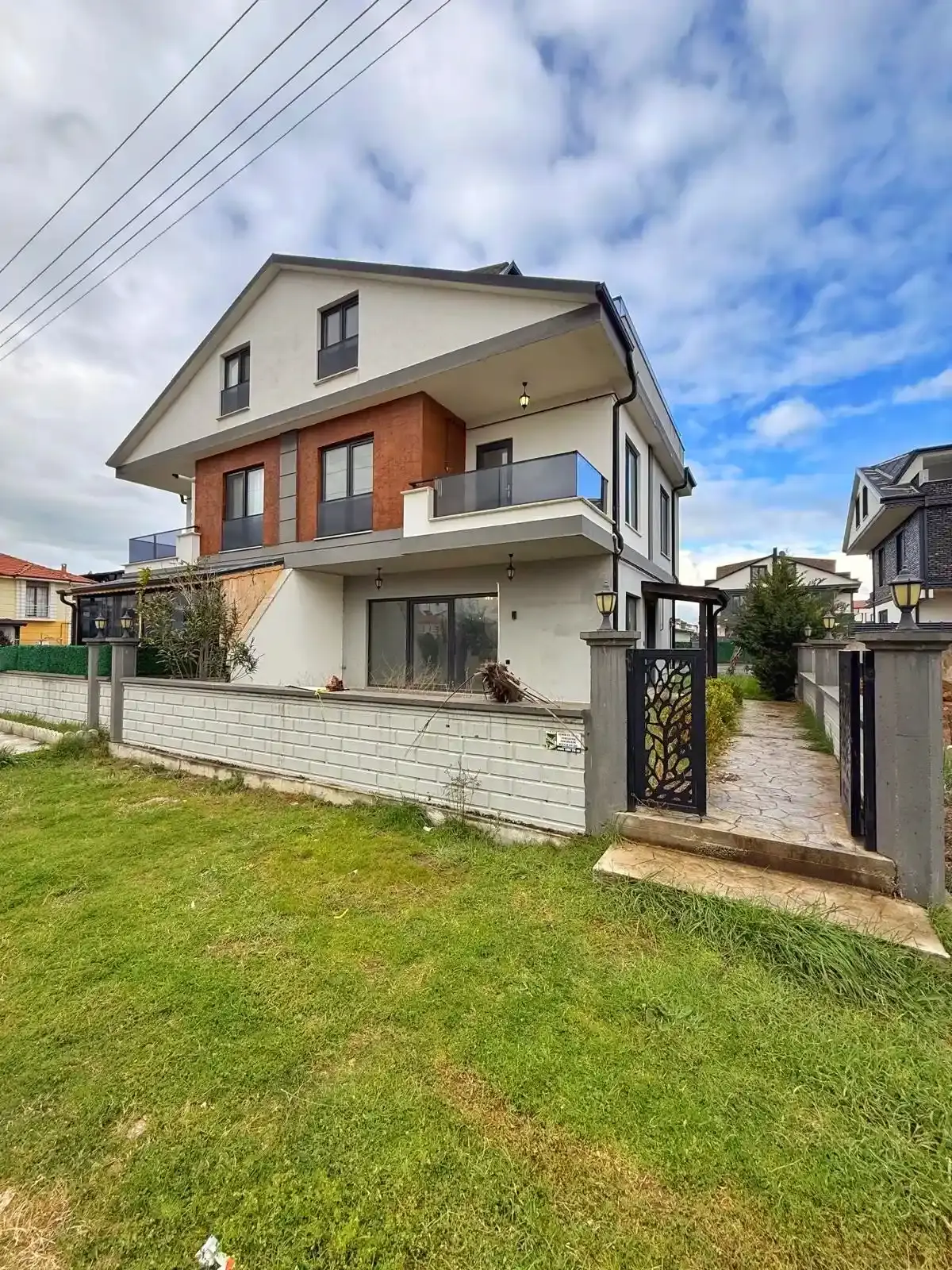 Kocaali Alandere’de Denize 180m 4+1 Ultra Geniş Bahçeli ve Yerden Isıtmalı Tripleks Villa