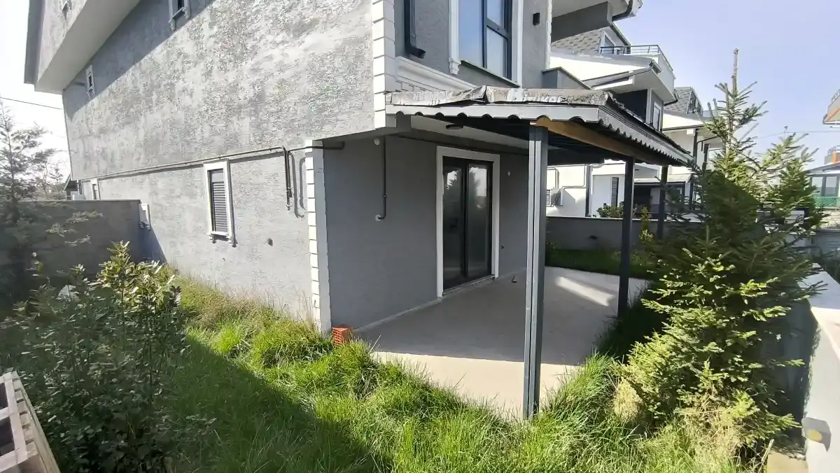 Sakarya Kocaali Alandere’de Müstakil Girişli, Geniş Bahçeli Lüks 4+1 Tripleks Villa