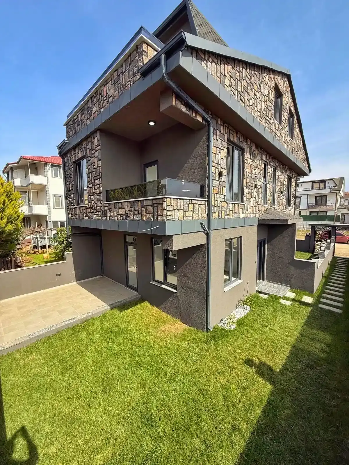 Kocaali Alandere Mahallesi'nde Satılık Sıfır, Tam Müstakil Girişli Tripleks Villa!