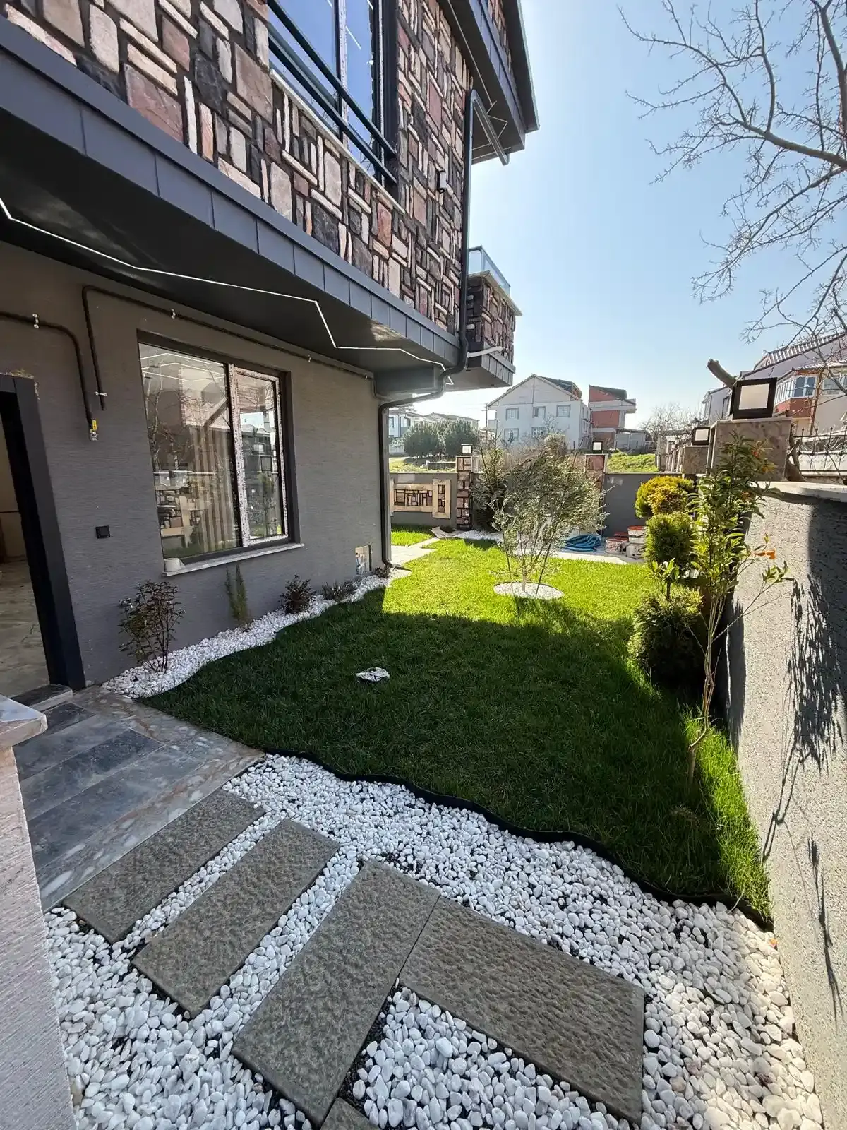 Kocaali Yalı’da Denize 340m Havuzlu ve Jakuzili 3+1 Taş Konsept Villa