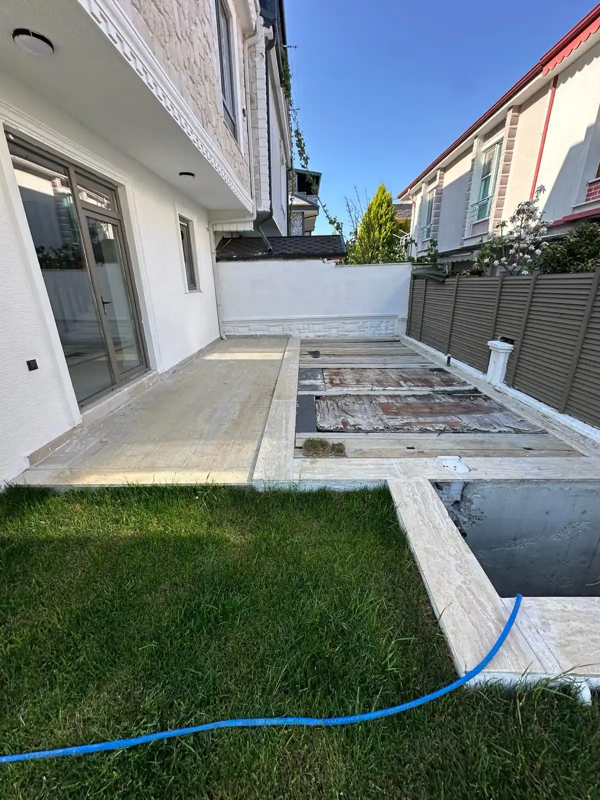 Kocaali Yalı'da Müstakil Havuzlu Yerden Isıtmalı 3+1 Lüks Tripleks Villa