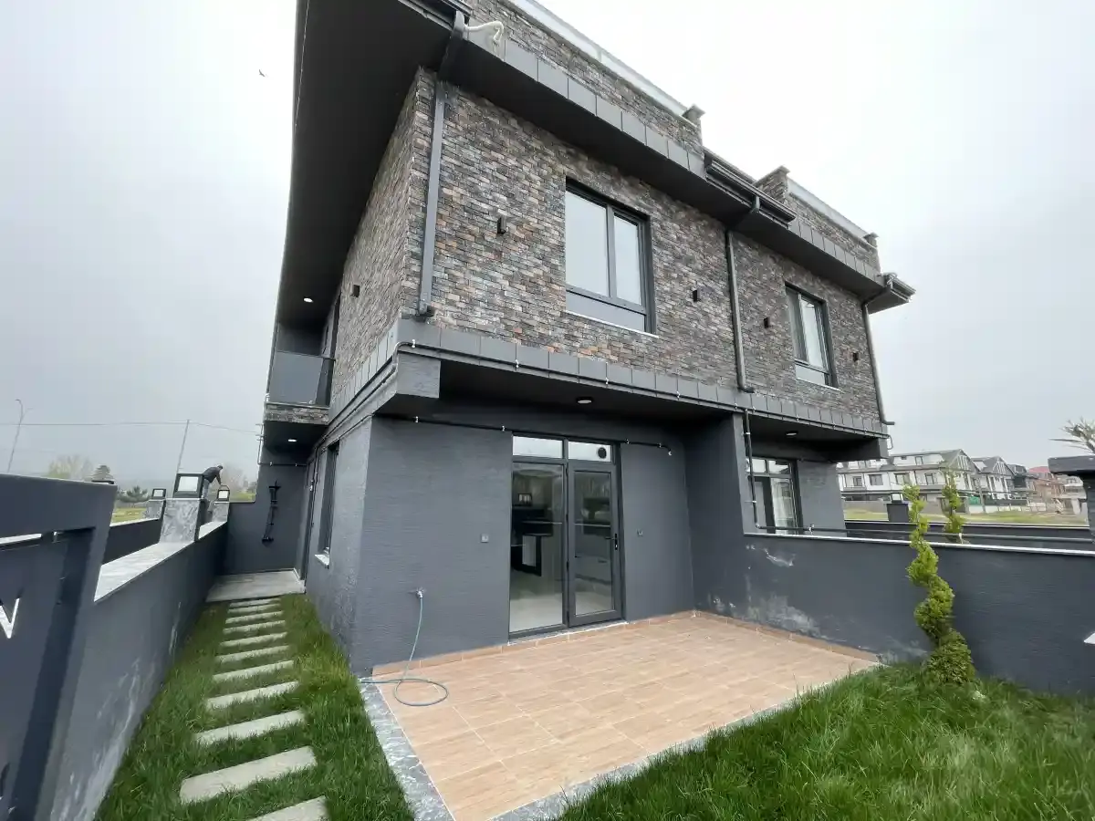 Kocaali Yayla’da Denize ve Hastaneye Yakın 4+1 Geniş Bahçeli Villa